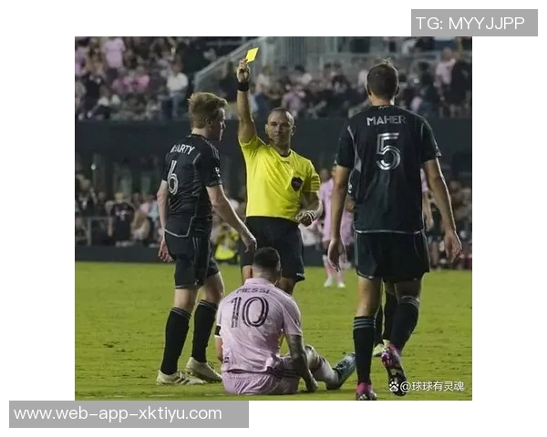 15岁卡布拉尔荣获梅西杯冠军最佳射手与MVP合照引发热议