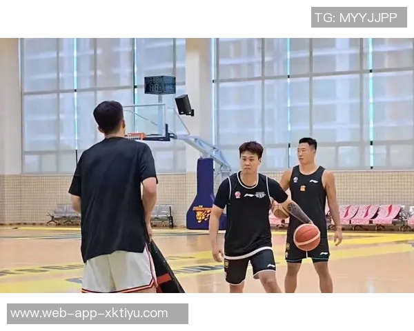 媒体人分享广东全运男篮探班照片赵睿身穿北京T恤与胡明轩崔永熙同框合影